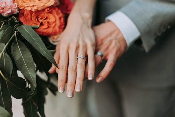 Quels modèles de bague conviennent à la fois aux hommes et aux femmes ?